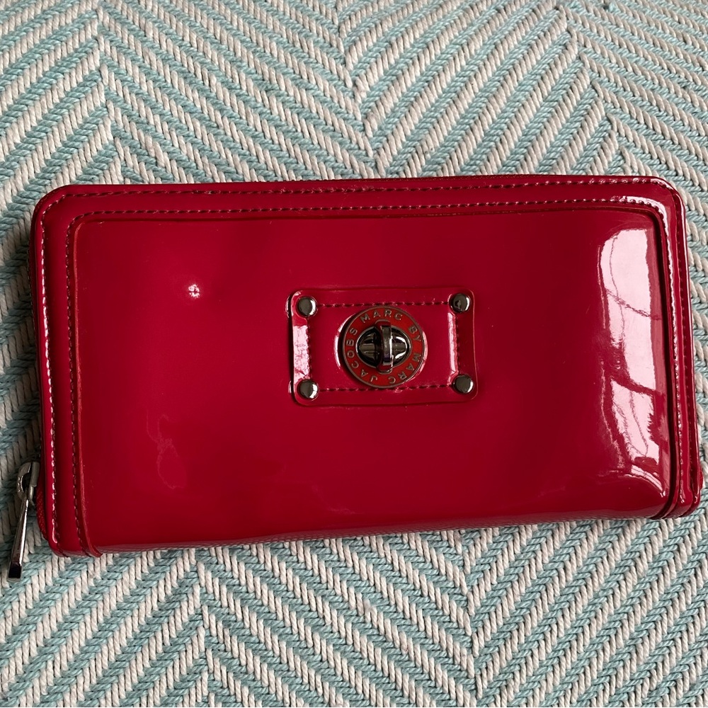 Marc by Marc Jacobs Glossy Patent Zip Wallet - Fuchsia